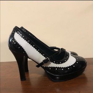 🦋 RETRO style Funtasma black and white heels.